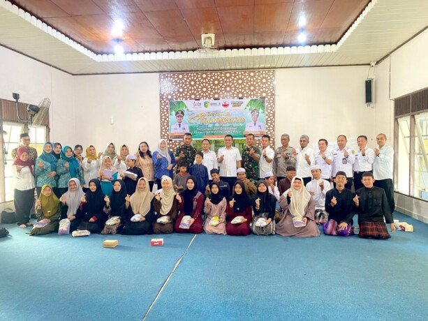 Wali Kota Palangka Raya Fairid Naparin menyerahkan bantuan secara simbolis saat anjangsana ke LKSA Budi Mulya dan LKSA El Ministry, Selasa (8/7).