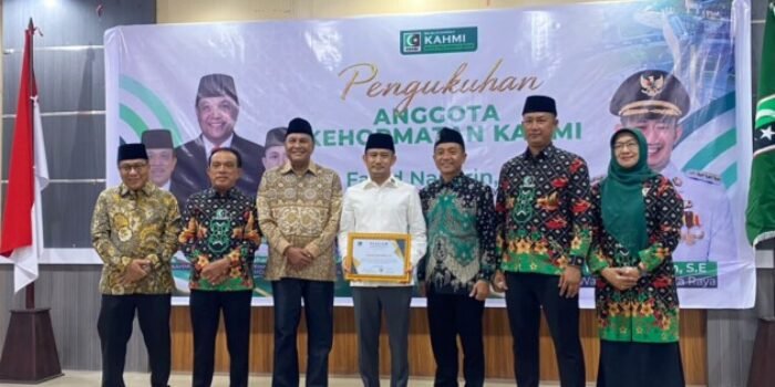Palangka Raya Wali Kota Palangka Raya Fairid Naparin menerima pin dan SK Anggota Kehormatan KAHMI dalam rangkaian prosesi pengukuhan di Aula Rumah Jabatan Wali Kota Palangka Raya, Selasa (30/6).