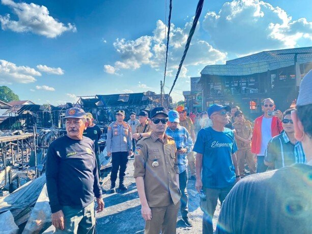 Wali Kota Palangka Raya, Fairid Naparin saat meninjau lokasi pasca kebakaran di Jalan Dr. Murjani Gang Sari, Selasa (14/7).