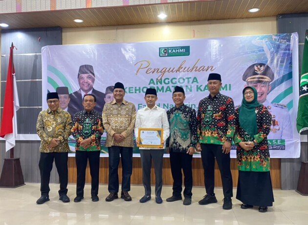 Wali Kota Palangka Raya Fairid Naparin menerima pin dan SK Anggota Kehormatan KAHMI dalam rangkaian prosesi pengukuhan di Aula Rumah Jabatan Wali Kota Palangka Raya, Selasa (30/6).