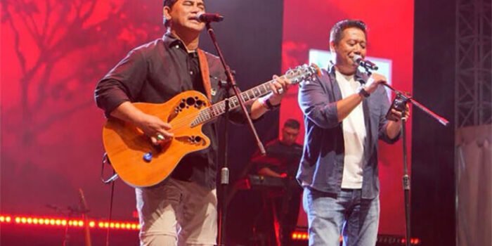 Tambun-Bungai-A Bupati Barito Utara H Shalahuddin ST MT didampingi Wakil Bupati Felix Sonadie Y Tingan A Md saat tampil bersama pada Parade Bandung Rock Classic dalam rangka memeriahkan HUT ke-76 Kabupaten Barito Utara di Panggung Eks Bandara