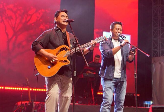 Bupati Barito Utara H Shalahuddin ST MT didampingi Wakil Bupati Felix Sonadie Y Tingan A Md saat tampil bersama pada Parade Bandung Rock Classic dalam rangka memeriahkan HUT ke-76 Kabupaten Barito Utara di Panggung Eks Bandara