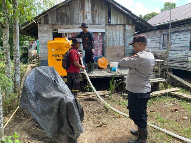 kotim BPBD Kotim menyalurkan bantuan air bersih ke desa.