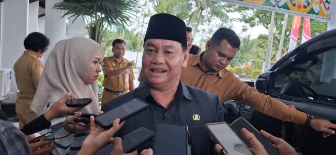 Bupati Kotawaringin Timur (Kotim), H Halikinnor, saat memberikan keterangan kepada awak media terkait tantangan dan proyeksi APBD 2025, belum lama ini.