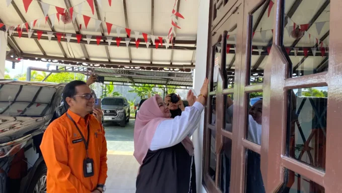 Petugas melakukan sensus ekonomi di Sampit.