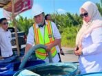 Wakil Bupati Kotim Irawati. Turun langsung mengawal penyaluran air bersih ke sejumlah desa di Kecamatan Teluk Sampit, Rabu (22/7).