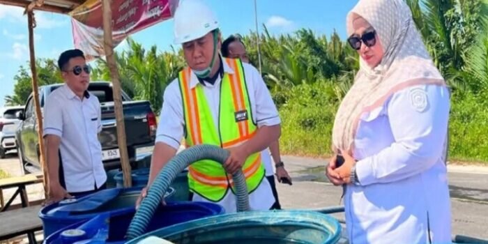 kotim2 Wakil Bupati Kotim Irawati. Turun langsung mengawal penyaluran air bersih ke sejumlah desa di Kecamatan Teluk Sampit, Rabu (22/7).