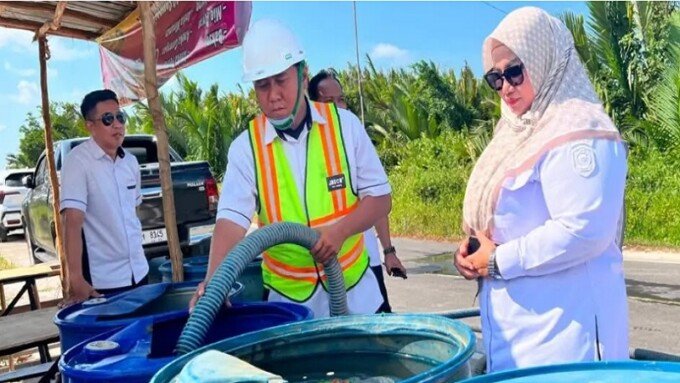 kotim2 Wakil Bupati Kotim Irawati. Turun langsung mengawal penyaluran air bersih ke sejumlah desa di Kecamatan Teluk Sampit, Rabu (22/7).