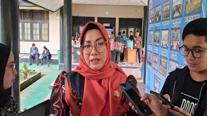 kotim2 Wakil Bupati Kotim Irawati, saat diwawancarai awak media belum lama ini.