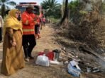 Wakil Bupati Kotim Irawati saat memantau proses pemadaman karhutla di kawasan Pal 10, Selasa sore (21/7).