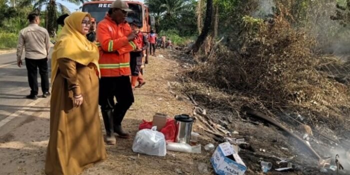 kotim3 Wakil Bupati Kotim Irawati saat memantau proses pemadaman karhutla di kawasan Pal 10, Selasa sore (21/7).