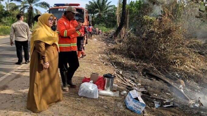 kotim3 Wakil Bupati Kotim Irawati saat memantau proses pemadaman karhutla di kawasan Pal 10, Selasa sore (21/7).