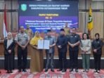 Wakil Bupati Kotim Irawati. Menyerahkan nota kesepakatan bersama KUA-PPAS 2027 dengan Wakil Ketua I DPRD Kotim Juliansyah, saat rapat paripurna di DPRD, Senin (20/7).