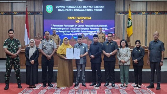 kotim4 Wakil Bupati Kotim Irawati. Menyerahkan nota kesepakatan bersama KUA-PPAS 2027 dengan Wakil Ketua I DPRD Kotim Juliansyah, saat rapat paripurna di DPRD, Senin (20/7).