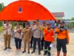 Wali Kota Palangka Raya Fairid Naparin bersama Kapolda Kalteng meninjau lokasi kebakaran hutan dan lahan di kawasan Kameloh Baru, Kecamatan Sebangau, Selasa (28/7).