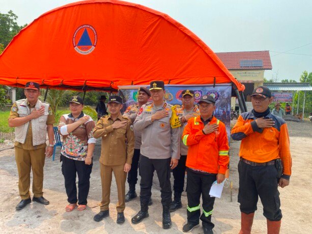Wali Kota Palangka Raya Fairid Naparin bersama Kapolda Kalteng meninjau lokasi kebakaran hutan dan lahan di kawasan Kameloh Baru, Kecamatan Sebangau, Selasa (28/7).