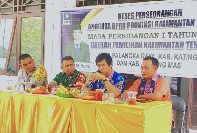 Anggota DPRD Kalteng, Agie, saat melaksanakan reses perseorangan di Kantor Kelurahan Kanarakan, Kecamatan Bukit Batu, Kota Palangka Raya, beberapa waktu lalu. Anggota DPRD Kalteng, Agie, saat melaksanakan reses perseorangan di Kantor Kelurahan Kanarakan, Kecamatan Bukit Batu, Kota Palangka Raya, beberapa waktu lalu.