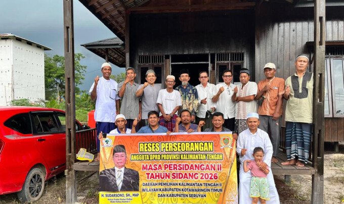 2 Wakil Ketua Komisi I DPRD Kalteng, Sudarsono (empat dari kanan), saat melaksanakan reses masa persidangan II tahun 2026 di Desa Rungau Raya, Kecamatan Danau Seluluk, Kabupaten Seruyan, Senin (1/6).