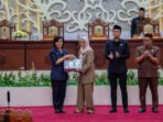 Wakil Ketua I Riska Agustin menerima naskah Raperda Provinsi Kalimantan Tengah tentang Pertanggungjawahan Pelaksanaan APBD provinsi Kalimantan Tengah Tahun Anggaran 2025 dari Pemprov Kalteng oleh Pj. Sekda Kalteng, Linae victoria Aden di Ruang Rapat Paripurna DPRD Kalteng, Kamis (25/6).