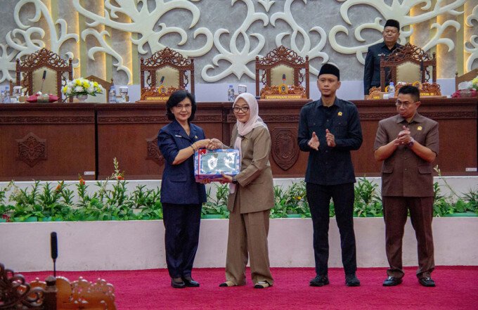 Wakil Ketua I Riska Agustin menerima naskah Raperda Provinsi Kalimantan Tengah tentang Pertanggungjawahan Pelaksanaan APBD provinsi Kalimantan Tengah Tahun Anggaran 2025 dari Pemprov Kalteng oleh Pj. Sekda Kalteng, Linae victoria Aden di Ruang Rapat Paripurna DPRD Kalteng, Kamis (25/6).