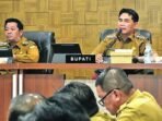 Bupati Barito Utara, H Shalahuddin ST MT didampingi Wakil Bupati Felix Sonadie Y Tingan A Md pada rapat mengatasi Gangguan Air bersih di ruang rapat A Setda, Kantor Bupati Barito Utara, Selasa (18/8).