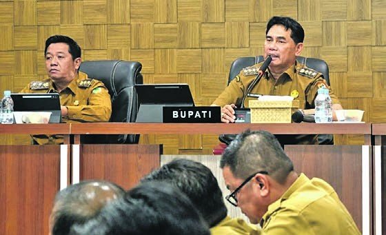 BARITO UTARA Bupati Barito Utara, H Shalahuddin ST MT didampingi Wakil Bupati Felix Sonadie Y Tingan A Md pada rapat mengatasi Gangguan Air bersih di ruang rapat A Setda, Kantor Bupati Barito Utara, Selasa (18/8).