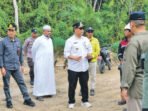 Bupati Barito Utara H Shalahuddin ST MT saat melakukan peninjauan Progres Pembangunan Jembatan Sikan-Tampung Laung ditemani Sekertaris Daerah Drs Muhlis di Kecamatan Montallat, Jumat (31/7).