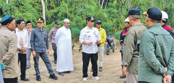 Barito Utara Bupati Barito Utara H Shalahuddin ST MT saat melakukan peninjauan Progres Pembangunan Jembatan Sikan-Tampung Laung ditemani Sekertaris Daerah Drs Muhlis di Kecamatan Montallat, Jumat (31/7).