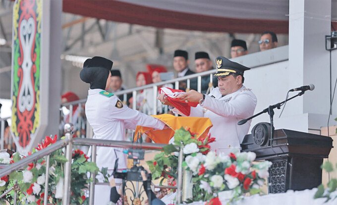 Barito Utara Batara, H Shalahuddin memimpin upacara memperingati Hari Ulang Tahun (HUT) ke- 81 Kemerdekaan Republik Indonesia, di Arena Terbuka Tiara Batara, Muara Teweh, Senin (17/8)