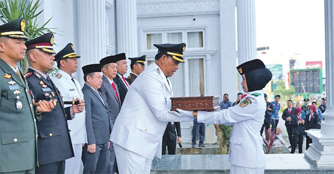 Bupati Barito Utara, H Shalahuddin pada prosesi pengembalian Bendera Merah Putih di Rumah Jabatan Bupati Barito Utara, Senin (17/8).