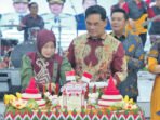 Bupati Barito Utara H Shalahuddin ST MT ditemani Ketua TP PKK Barito Utara Hj Maya Savitri Shalahuddin saat memotong tumpeng sebagai puncak malam resepsi kenegaraan dalam rangka memperingati HUT ke-81 RI di Gedung Balai Antang, Senin (17/8).