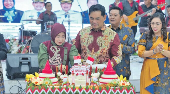 Bupati Barito Utara H Shalahuddin ST MT ditemani Ketua TP PKK Barito Utara Hj Maya Savitri Shalahuddin saat memotong tumpeng sebagai puncak malam resepsi kenegaraan dalam rangka memperingati HUT ke-81 RI di Gedung Balai Antang, Senin (17/8).