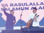 Barito Utara Bupati Barito Utara H Shalahuddin ST MT saat berduet dengan Haddad Alwi pada acara Barito Utara Bertablig sebagai bagian dari rangkaian peringatan Maulid Nabi Muhammad SAW, HUT ke-81 Republik Indonesia, dan HUT ke-76 Kabupaten Barito Utara di Arena Terbuka Tiara Batara, Jumat malam (21/8).