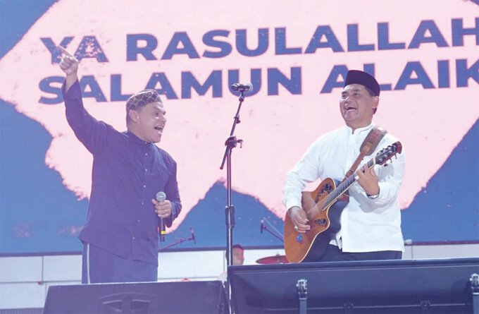 Barito Utara Bupati Barito Utara H Shalahuddin ST MT saat berduet dengan Haddad Alwi pada acara Barito Utara Bertablig sebagai bagian dari rangkaian peringatan Maulid Nabi Muhammad SAW, HUT ke-81 Republik Indonesia, dan HUT ke-76 Kabupaten Barito Utara di Arena Terbuka Tiara Batara, Jumat malam (21/8).