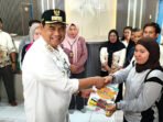 Barito Utara Bupati Barito Utara secara simbolis menyerahkan Bantuan Buku Interaktif sebagai bagian dari Program Penunjang Literasi Belajar untuk PAUD, TK, dan Kelompok Bermain kepada perwakilan guru di Kantor Desa Sikan, Kecamatan Montallat, Jumat (31/7).