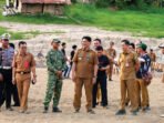 Bupati Barito Utara, H. Shalahuddin ST MT didampingi Ketua TP PKK, Hj Maya Savitri Shalahuddin dan Sekda, Drs Muhlis meninjau fenomena alam daratan berpasir “Gosong” di kawasan Sungai Bengaris, Muara Teweh, Senin (24/8).