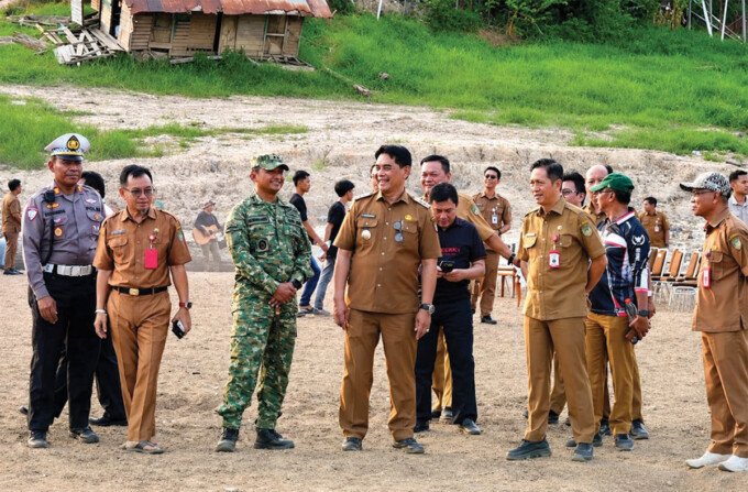 Bupati Barito Utara, H. Shalahuddin ST MT didampingi Ketua TP PKK, Hj Maya Savitri Shalahuddin dan Sekda, Drs Muhlis meninjau fenomena alam daratan berpasir “Gosong” di kawasan Sungai Bengaris, Muara Teweh, Senin (24/8).