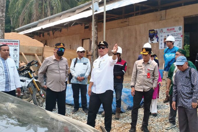 Bupati Barito Utara, H Shalahuddin ST MT, didampingi Sekda, Drs Muhlis meninjau progres pembangunan Jembatan Sikan-Tumpung Laung di Kecamatan Montallat, Rabu (26/8).