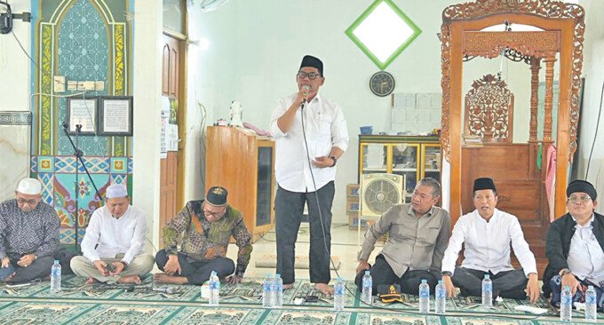 Bupati Barito Utara, H Shalahuddin, didampingi Sekda, Drs Muhlis dan Kajari Barito Utara, R Firmansyah, menghadiri peringatan Maulid Nabi, di Masjid Al Munawarah, Desa Tumpung Laung II, Kecamatan Montallat, Selasa (25/8). Bupati Barito Utara, H Shalahuddin, didampingi Sekda, Drs Muhlis dan Kajari Barito Utara, R Firmansyah, menghadiri peringatan Maulid Nabi, di Masjid Al Munawarah, Desa Tumpung Laung II, Kecamatan Montallat, Selasa (25/8).