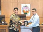Bupati Barito Utara H Shalahuddin ST MT menyerahkan cendera mata kepada Gubernur Daerah Istimewa Yogyakarta (DIY) yang diwakili oleh Kepala Dinas Kesehatan DIY dr Gregorius Anung Trihadi MPH di Kantor Gubernur DIY, Selasa (4/8)