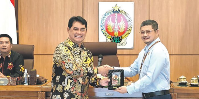 Bupati Barito Utara H Shalahuddin ST MT menyerahkan cendera mata kepada Gubernur Daerah Istimewa Yogyakarta (DIY) yang diwakili oleh Kepala Dinas Kesehatan DIY dr Gregorius Anung Trihadi MPH di Kantor Gubernur DIY, Selasa (4/8)