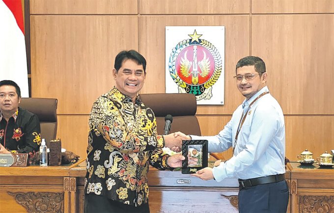 Bupati Barito Utara H Shalahuddin ST MT menyerahkan cendera mata kepada Gubernur Daerah Istimewa Yogyakarta (DIY) yang diwakili oleh Kepala Dinas Kesehatan DIY dr Gregorius Anung Trihadi MPH di Kantor Gubernur DIY, Selasa (4/8)