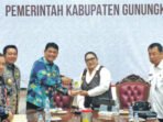 Bupati Barito Utara H Shalahuddin ST MT menyerahkan cendera mata kepada Bupati Gunungkidul Endah Subekti Kuntariningsih SE MP di Rumah Jabatan Bupati Gunungkidul, Rabu (5/8). Bupati Barito Utara H Shalahuddin ST MT menyerahkan cendera mata kepada Bupati Gunungkidul Endah Subekti Kuntariningsih SE MP di Rumah Jabatan Bupati Gunungkidul, Rabu (5/8).