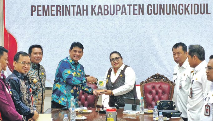 Bupati Barito Utara H Shalahuddin ST MT menyerahkan cendera mata kepada Bupati Gunungkidul Endah Subekti Kuntariningsih SE MP di Rumah Jabatan Bupati Gunungkidul, Rabu (5/8). Bupati Barito Utara H Shalahuddin ST MT menyerahkan cendera mata kepada Bupati Gunungkidul Endah Subekti Kuntariningsih SE MP di Rumah Jabatan Bupati Gunungkidul, Rabu (5/8).