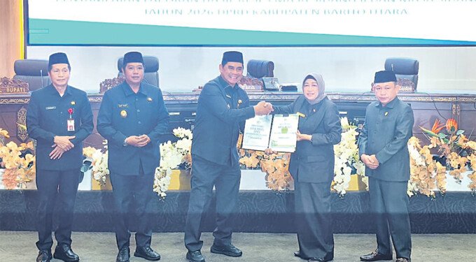 Bupati Barito Utara H Shalahuddin ST MT, Wakil Bupati Felix Sonadie Y Tingan A Md dan Sekertaris Daerah Drs Muhlis saat menerima Pendapat Akhir Fraksi-fraksi Raperda Pertanggungjawaban APBD 2025 oleh Ketua DPRD Barito Utara Hj Merry Rukaini ditemani Wakil Ketua I, H Benny Siswanto di Ruang Rapat Paripurna DPRD Barito Utara, Kamis (30/7).
