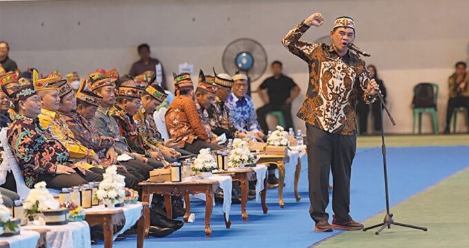 Barito Utara Bupati Barito Utara H Shalahuddin ST MT saat mengikuti Rapat Koordinasi Pemdes se-Kalteng tahun 2026 yang dilaksanakan di GOR Indoor, Jalan Tjilik Riwut Km 5,5, Palangka Raya, Kamis (6/8). Dalam kapasitasnya, Bupati Shalahuddin memaparkan terkait kesiagaan dalam menghadapai karhutla serta 11 Program Unggulan dan 12 Program Prioritas Barito Utara.