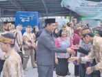 Bupati Barito Utara H Shalahuddin ST MT saat menghadiri Apel Pagi di Dinas Kearsipan dan Perpustakaan, Kamis (30/7). Dalam amanatnya, Bupati menegaskan kedisiplinan dan budaya literasi. Bupati Barito Utara H Shalahuddin ST MT saat menghadiri Apel Pagi di Dinas Kearsipan dan Perpustakaan, Kamis (30/7). Dalam amanatnya, Bupati menegaskan kedisiplinan dan budaya literasi.