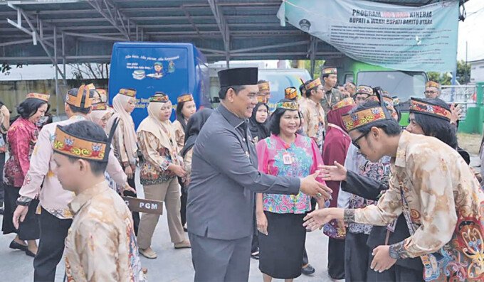 Bupati Barito Utara H Shalahuddin ST MT saat menghadiri Apel Pagi di Dinas Kearsipan dan Perpustakaan, Kamis (30/7). Dalam amanatnya, Bupati menegaskan kedisiplinan dan budaya literasi. Bupati Barito Utara H Shalahuddin ST MT saat menghadiri Apel Pagi di Dinas Kearsipan dan Perpustakaan, Kamis (30/7). Dalam amanatnya, Bupati menegaskan kedisiplinan dan budaya literasi.