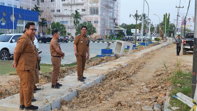 Bupati Barito Utara H Shalahuddin bersama jajaran saat melakukan peninjauan Progres Proyek Pelebaran Jalan Yetro Sinseng, Selasa (11/8).