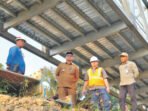Bupati Barito Utara H Shalahuddin ST MT bersama rombongan saat melakukan peninjauan Progres Pembangunan Jembatan Lahei, Selasa (11/8). Bupati Barito Utara H Shalahuddin ST MT bersama rombongan saat melakukan peninjauan Progres Pembangunan Jembatan Lahei, Selasa (11/8).